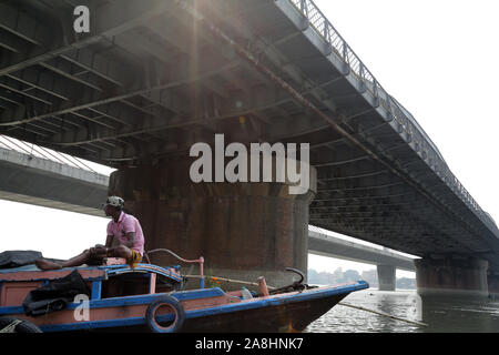 Pont sur la rivière, Vivekananda Setu, Kolkata Banque D'Images