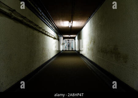 À l'entrée de rantere à Braintree, Essex, un long tunnel intérieur, spooky et effrayant dans la conception Banque D'Images