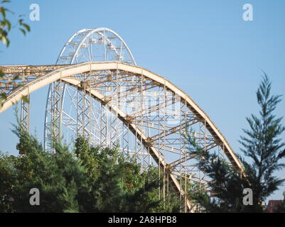 Grande Roue et Kossuth à Structure d'acier du pont libre à Győr, Hongrie Banque D'Images