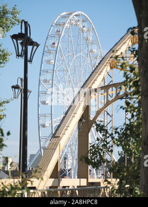 Grande Roue et Kossuth Bridge sur une journée ensoleillée d'automne à Győr, Hongrie Banque D'Images