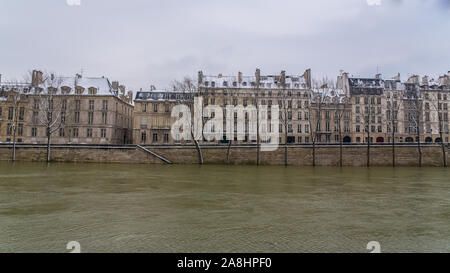 Paris sous la neige et les inondations, quais inondés, arbres sous l'eau, Seine en hiver Banque D'Images