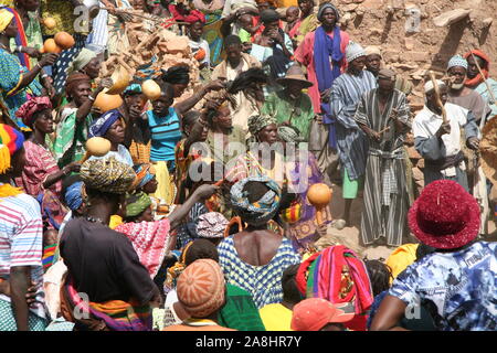 Pays Dogon : village de Kundu Dogomo Amakana - Funérailles de Dara Banque D'Images