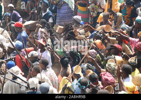 Pays Dogon : village de Kundu Dogomo Amakana - Funérailles de Dara Banque D'Images