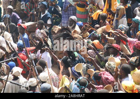 Pays Dogon : village de Kundu Dogomo Amakana - Funérailles de Dara Banque D'Images