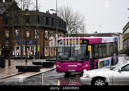 Un bus des transports publics passe par Hanley, centre-ville de Stoke on Trent, Banque D'Images