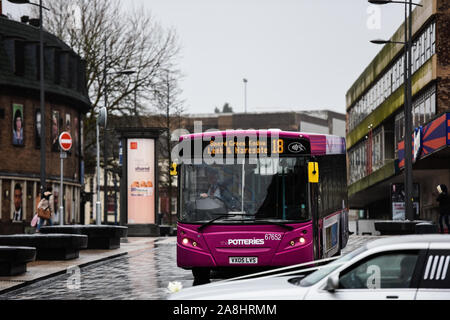 Un bus des transports publics passe par Hanley, centre-ville de Stoke on Trent, Banque D'Images