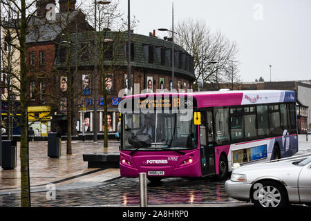 Un bus des transports publics passe par Hanley, centre-ville de Stoke on Trent, Banque D'Images