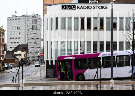 Un bus des transports publics passe la radio BBC bâtiment Stoke sur Hanley, centre-ville de Stoke on Trent, Banque D'Images