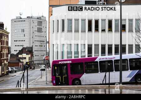 Un bus des transports publics passe la radio BBC bâtiment Stoke sur Hanley, centre-ville de Stoke on Trent, Banque D'Images