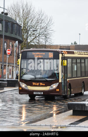 Un bus des transports publics passe par Hanley, centre-ville de Stoke on Trent, Banque D'Images