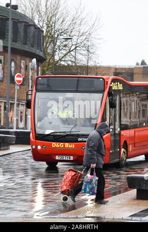 Un bus des transports publics passe par Hanley, centre-ville de Stoke on Trent, Banque D'Images