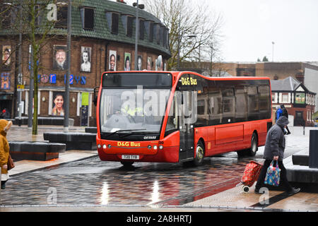 Un bus des transports publics passe par Hanley, centre-ville de Stoke on Trent, Banque D'Images