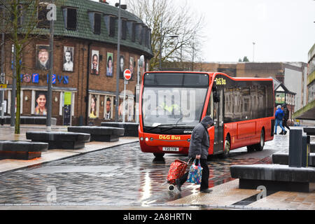 Un bus des transports publics passe par Hanley, centre-ville de Stoke on Trent, Banque D'Images