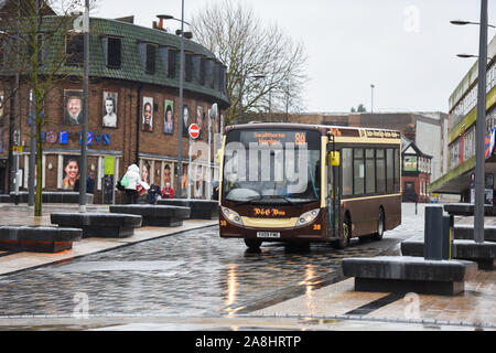 Un bus des transports publics passe par Hanley, centre-ville de Stoke on Trent, Banque D'Images