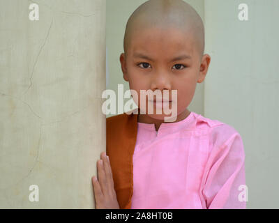 Petite fille bouddhiste birman noun (thilashin) pose pour la caméra. Banque D'Images