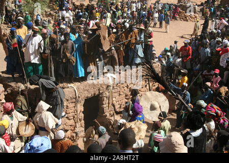 Pays Dogon : village de Kundu Dogomo Amakana - Funérailles de Dara Banque D'Images