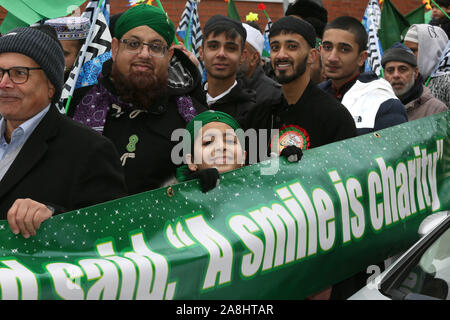 Rochdale, UK. 9 novembre, 2019. Des centaines dans les rues dans une procession de Mawlid al-Nabi, la célébration de l'anniversaire du prophète Islamique Mahomet. La procession passée si le Deeplish et zones Milkstone avant d'atteindre le centre-ville. Roses ont été remis dans le centre-ville aux passants pour célébrer à la fois acheteurs et Malid en souvenir de ceux qui ont donné leur vie dans les guerres. Rochdale, Lancashire, Royaume-Uni. Crédit : Barbara Cook/Alamy Live News Crédit : Barbara Cook/Alamy Live News Banque D'Images