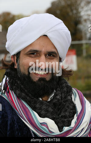 Rochdale, UK. 9 novembre, 2019. Des centaines dans les rues dans une procession de Mawlid al-Nabi, la célébration de l'anniversaire du prophète Islamique Mahomet. La procession passée si le Deeplish et zones Milkstone avant d'atteindre le centre-ville. Roses ont été remis dans le centre-ville aux passants pour célébrer à la fois acheteurs et Malid en souvenir de ceux qui ont donné leur vie dans les guerres. Rochdale, Lancashire, Royaume-Uni. Crédit : Barbara Cook/Alamy Live News Crédit : Barbara Cook/Alamy Live News Banque D'Images