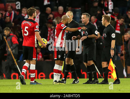 Southampton Nathan Redmond (centre) parle à l'arbitre Paul Tierney durant la mi-temps au cours de la Premier League match à St Mary's Stadium, Southampton. Banque D'Images