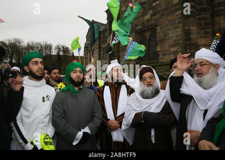 Rochdale, UK. 9 novembre, 2019. Des centaines dans les rues dans une procession de Mawlid al-Nabi, la célébration de l'anniversaire du prophète Islamique Mahomet. La procession passée si le Deeplish et zones Milkstone avant d'atteindre le centre-ville. Roses ont été remis dans le centre-ville aux passants pour célébrer à la fois acheteurs et Malid en souvenir de ceux qui ont donné leur vie dans les guerres. Rochdale, Lancashire, Royaume-Uni. Crédit : Barbara Cook/Alamy Live News Crédit : Barbara Cook/Alamy Live News Banque D'Images