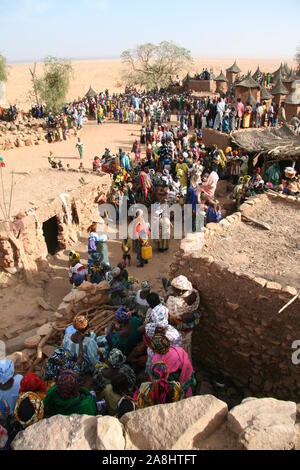 Pays Dogon : village de Kundu Dogomo Amakana - Funérailles de Dara Banque D'Images