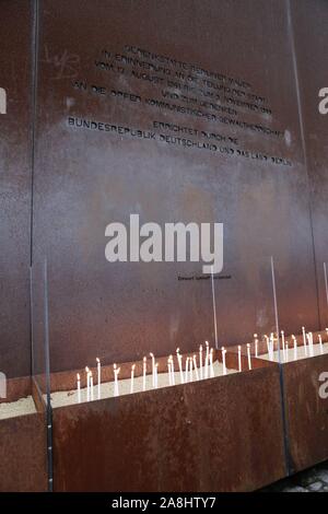 11/09/2019, Berlin, Allemagne, l'éclairage des bougies au monument pour commémorer la ville divisée et les victimes de la tyrannie communiste. Banque D'Images