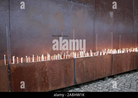 11/09/2019, Berlin, Allemagne, l'éclairage des bougies au monument pour commémorer la ville divisée et les victimes de la tyrannie communiste. Banque D'Images