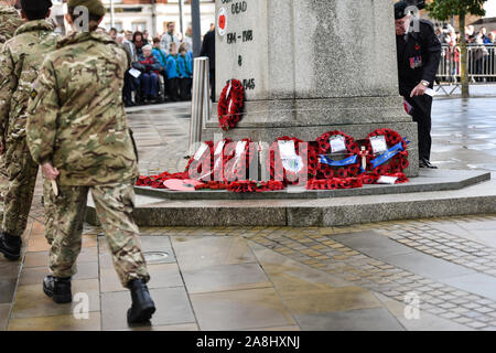 Militaire, passé et présent de mars la parade du Souvenir, le jour de l'Armistice dans le centre-ville de Stoke on Trent, Staffordshire Banque D'Images