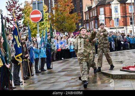 Militaire, passé et présent de mars la parade du Souvenir, le jour de l'Armistice dans le centre-ville de Stoke on Trent, Staffordshire Banque D'Images