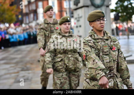 Militaire, passé et présent de mars la parade du Souvenir, le jour de l'Armistice dans le centre-ville de Stoke on Trent, Staffordshire Banque D'Images