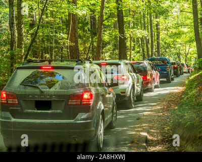 Le trafic routier en boucle à Cades Cove le Great Smoky Mountains National Park en Utah aux États-Unis Banque D'Images