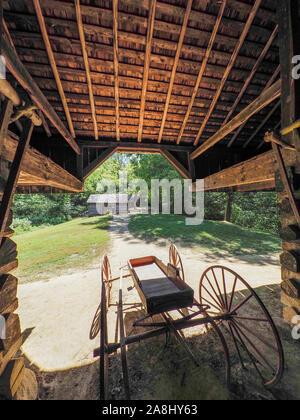 Grange en porte-à-faux au Tipton maison à Cades Cove dans le Great Smoky Mountains National Park en Utah aux États-Unis Banque D'Images