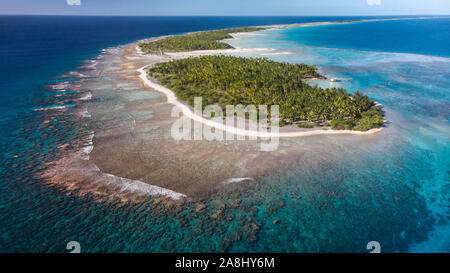 Catamaran à voile avec archipel des Tuamotu en Polynésie française - vue aérienne de la lagune par drone Banque D'Images