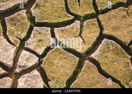 Désert avec de grandes fissures causées par une grave sécheresse. Conséquences du réchauffement climatique. Banque D'Images