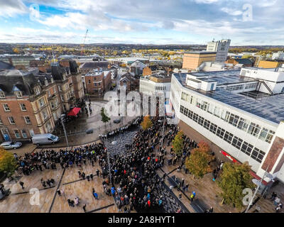 Vue aérienne de la 100 ans défilé du jour du Souvenir à Albion Square, Hanley en dehors du bâtiment du Conseil de Stoke City, les anciens combattants se souviennent de la guerre Banque D'Images