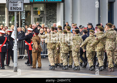 Militaire, passé et présent de mars la parade du Souvenir, le jour de l'Armistice dans le centre-ville de Stoke on Trent, Staffordshire Banque D'Images