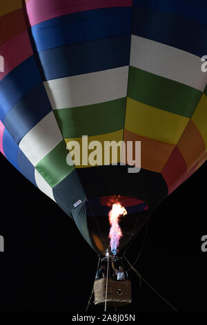 Fermer coup de montgolfière vol montrant feu jusqu' Banque D'Images