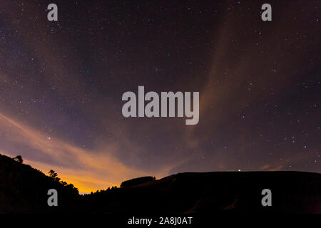 Les étoiles et les nuages sur la gamme Clwydian la nuit, au nord du Pays de Galles Banque D'Images