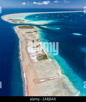 Catamaran à voile avec archipel des Tuamotu en Polynésie française - vue aérienne de la lagune par drone Banque D'Images