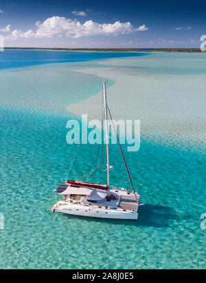 Catamaran à voile avec archipel des Tuamotu en Polynésie française - vue aérienne de la lagune par drone Banque D'Images