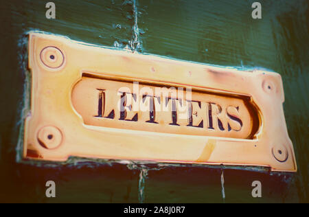 Lettre laiton fort dans la vieille porte peinte, close-up, tonique libre Banque D'Images