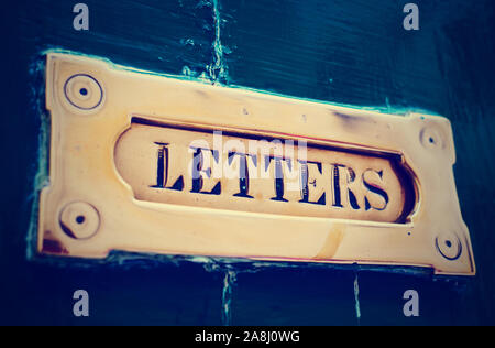 Lettre laiton fort dans la vieille porte peinte, close-up, tonique libre Banque D'Images