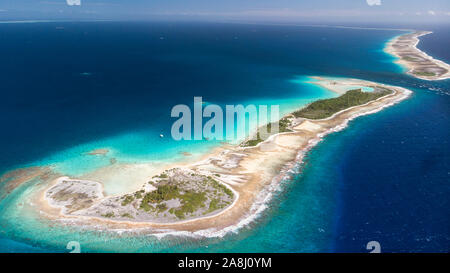 Catamaran à voile avec archipel des Tuamotu en Polynésie française - vue aérienne de la lagune par drone Banque D'Images