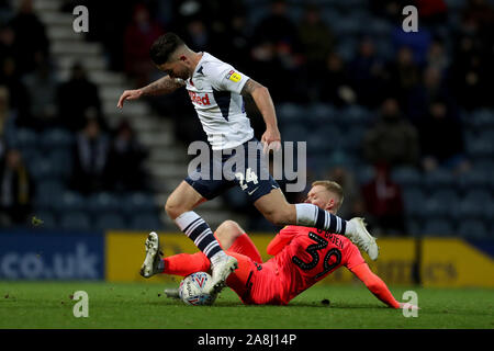 Preston North End's Sean Maguire est abordé par Huddersfield Town's Lewis O'Brien lors de la Sky Bet Championship match à Deepdale, Preston. Banque D'Images