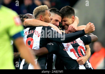 Le Newcastle United Ciaran Clark (centre) célèbre marquant son deuxième but de côtés du jeu avec ses coéquipiers au cours de la Premier League match à St James' Park, Newcastle. Banque D'Images