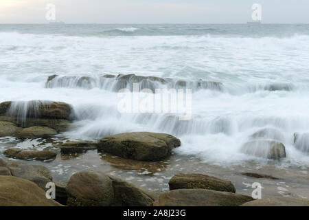 Durban, Afrique du Sud, de flou, de l'eau de mer sur les rochers, marée montante, plage d'Umhlanga Rocks, du paysage, de l'Afrique, l'arrière-plan Banque D'Images