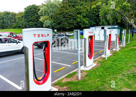 Stations de recharge de Tesla à l'autoroute au Royaume-Uni, de charge électrique, véhicule électrique les points de charge, dans les stations-service, les voitures écologiques Banque D'Images