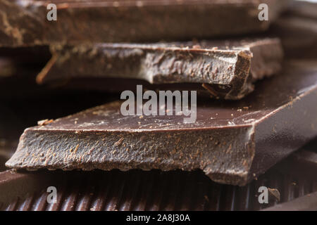 De gros morceaux de chocolat noir délicieux closeup Banque D'Images