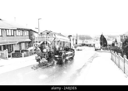 Le sablage d'un camion qui transitent par l'accumulation de neige et de verglas dangereux le sablage des routes couvertes de neige. Black Ice, mauvais état de la route (vitesse d'obturation lente) Banque D'Images