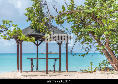 Guadeloupe, belle plage de sable rose sur l'île Marie-Galante, abri en bois sur la plage Banque D'Images